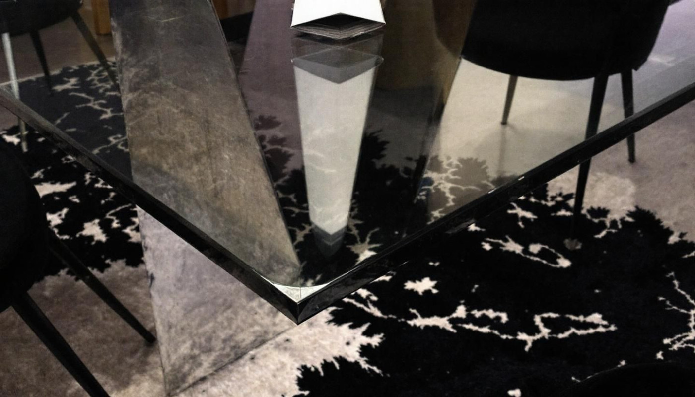 Comment intégrer une table basse en verre dans un petit espace ?